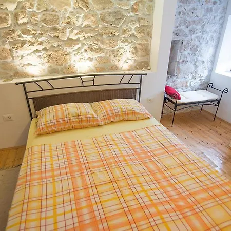 3* Stone House Dora For 5 Guests, Pasman Island