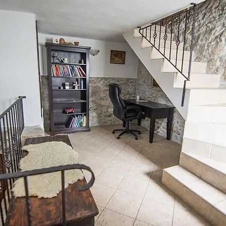 3* Stone House Dora For 5 Guests, Pasman Island *