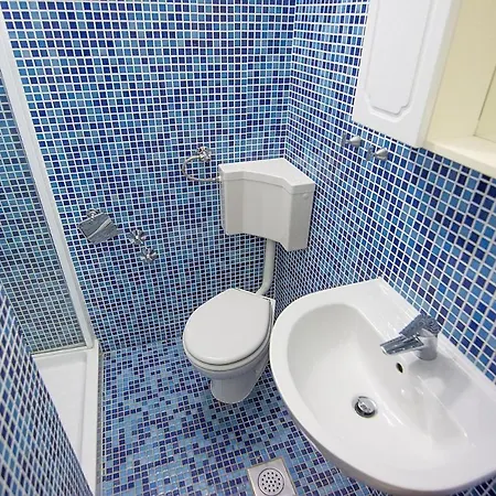 3* Stone House Dora For 5 Guests, Pasman Island