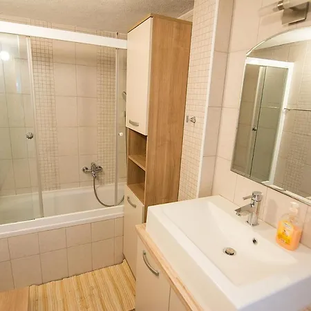 3* Stone House Dora For 5 Guests, Pasman Island *
